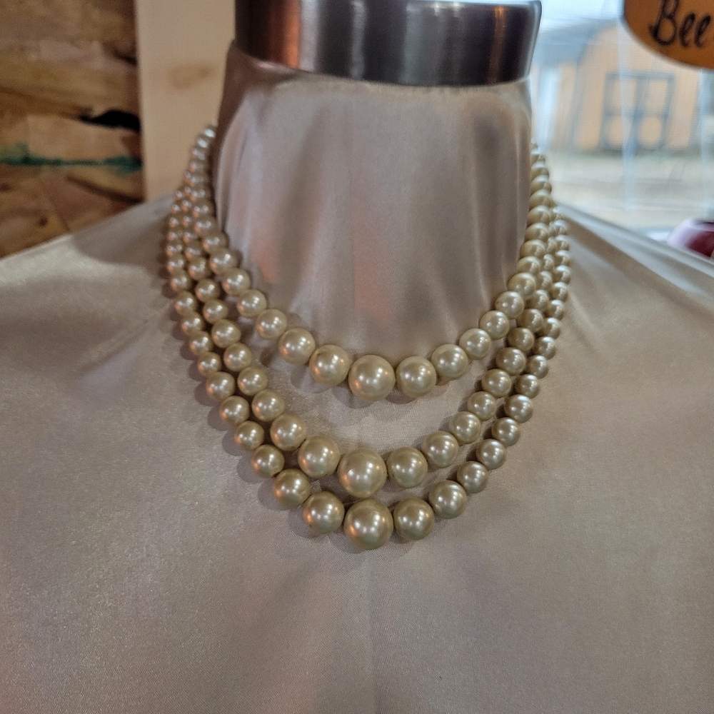 Elegant Pearl Necklace